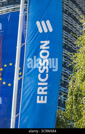 Ericsson logo et lettrage de la multinationale suédoise de réseaux et de télécommunications devant le siège à Dusseldorf Banque D'Images