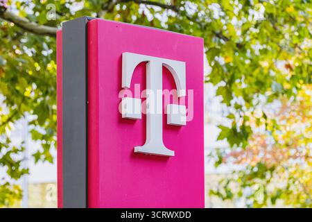 Logo de la marque de télécommunications Deutsche Telekom sur le stand publicitaire Banque D'Images