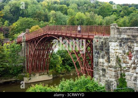 Vue sur l'Ironbridge à coalbrookdale sur la rivière Severn, au coeur de la gorge d'Ironbridge, près de Telford, Shropshire, construit par Abraham Darby Banque D'Images