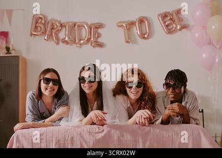 Diverses jeunes femmes adultes souriantes et relaxantes à Bachelorette Party Celebration Banque D'Images