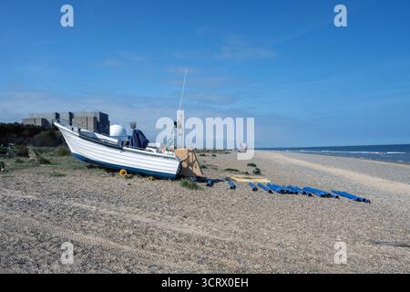 Bateaux de pêche sur la plage de sizewell et les centrales nucléaires A et B, sizewell, suffolk, angleterre Banque D'Images