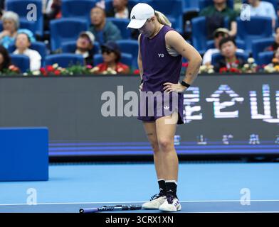 Pékin, Chine. 3 octobre 2025. Sonay Kartal réagit après avoir perdu un point lors du match de quart de finale en simple féminin entre Linda Noskova de la République tchèque Reoublic et Sonay Kartal de Grande-Bretagne lors du tournoi de tennis de l'Open de Chine 2025 à Pékin, Chine, le 3 octobre 2025. Crédit : ma Zihan/Xinhua/Alamy Live News Banque D'Images