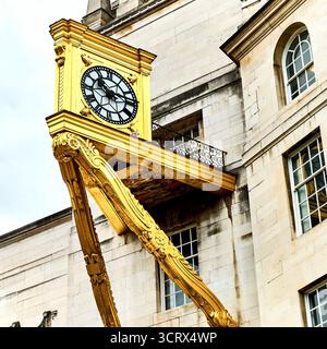 L'une des deux horloges en or de Potts et de fils sur la salle civique de Leeds (1930-9133) Banque D'Images