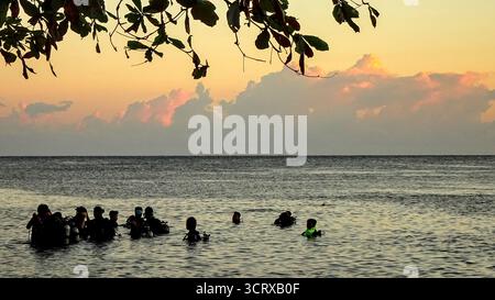 Groupe de plongeurs se préparant dans l'eau pour une plongée tôt le matin à l'épave U.S.A.T. Liberty sur la côte nord de Bali, Tulamben Banque D'Images