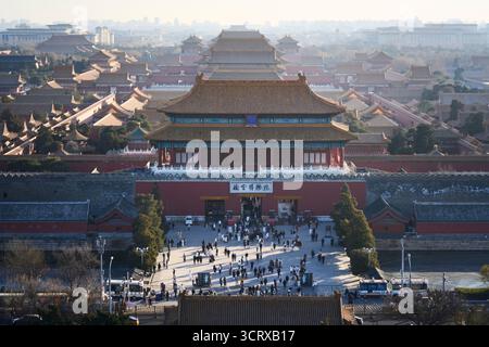Pékin, Chine. La Cité interdite vue depuis le parc Jingshan. Banque D'Images