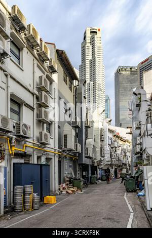 Vue sur l'étroite ruelle où l'ancien rencontre le nouveau, une juxtaposition de bâtiments anciens et de gratte-ciel modernes à Singapour, Singapour. Banque D'Images