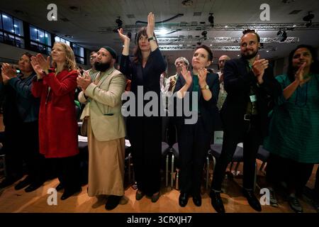 Député du Parti vert pour Brighton Pavilion, Sian Berry (2e à gauche), les leaders adjoints Mothin Ali (3e à gauche) et Rachel Millward (au centre) et députée du Parti vert pour Bristol Central, Carla Denyer (3e à droite) lors du discours du leader Zack Polanski à la conférence du Parti vert au Centre international de Bournemouth. Date de la photo : vendredi 3 octobre 2025. Banque D'Images