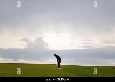 Kingsbarns, Écosse. 3 octobre 2025. L’Anglais Tommy Fleetwood jouant son approche a tiré au 18e rang lors de la deuxième manche du Alfred Dunhill Links Championship. Crédit : Tim Gray/Alamy Live News Banque D'Images