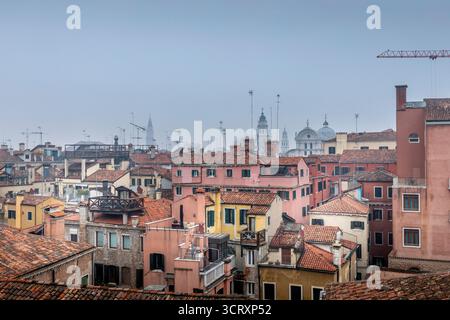 Venise, Italie - 6 février 2025 : vue aérienne sur les toits de Venise avec la basilique Saint-Marc en arrière-plan Banque D'Images
