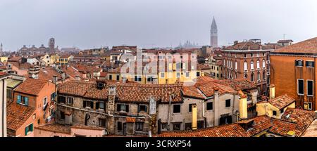 Venise, Italie - 8 février 2025 : vue aérienne sur les toits de Venise avec la basilique Saint-Marc en arrière-plan Banque D'Images