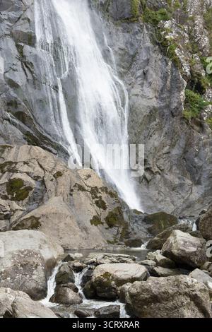 Chutes d'Aber, Rhaeadr Fawr, gros plan du fond de la chute d'eau tombant sur les rochers et s'écoulant dans le ruisseau, Snowdonia Banque D'Images