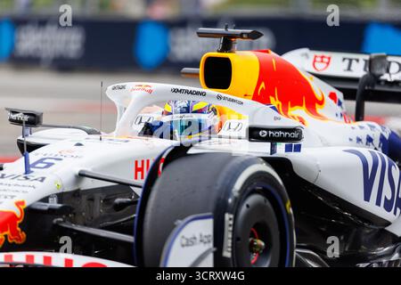 Singapour, Singapour. 03 Oct, 2025. Isack Hadjar, de France, pilote les (6) Visa Cash App Racing Bulls Formula One Team VCARB 02 lors de la première séance d'essais avant le Grand Prix de F1 de Singapour sur le circuit de Marina Bay Street. Crédit : SOPA images Limited/Alamy Live News Banque D'Images
