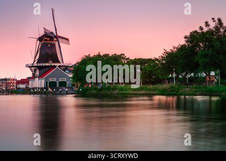 Coucher de soleil derrière une scierie du canal Vliet du XVIIe siècle Banque D'Images