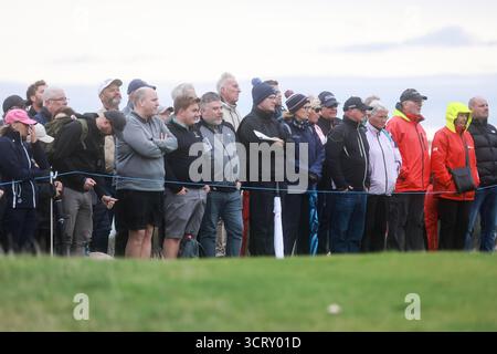 3 octobre 2025 ; Kingsbarns Golf Links, St Andrews, Fife, Écosse; championnat de golf Alfred Dunhill Links, deuxième manche ; les spectateurs regardent le golf sur le dixième trou à Kingsbarns Golf Links lors de la deuxième manche du championnat Alfred Dunhill Links Banque D'Images