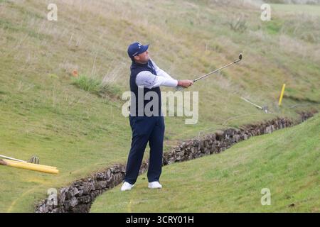 3 octobre 2025 ; Kingsbarns Golf Links, St Andrews, Fife, Écosse; Alfred Dunhill Links Golf Championship, deuxième manche ; Patrick Smith, des États-Unis, passe au dix-huitième green à Kingsbarns Golf Links lors de la deuxième manche du Alfred Dunhill Links Championship Banque D'Images