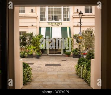 LONDRES - 21 AOÛT 2025 : le Waitrose & Partners à Belgravia est situé au 27 Motcomb Street Banque D'Images