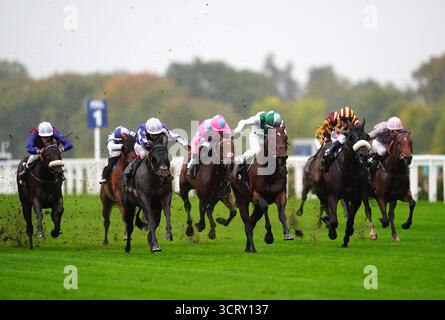 Aramram monté par Tom Marquand (au centre) en route pour gagner le BetMGM handicap à l'hippodrome d'Ascot. Date de la photo : vendredi 3 octobre 2025. Banque D'Images