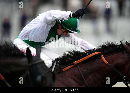 Aramram monté par Tom Marquand sur leur chemin pour gagner le BetMGM handicap à Ascot Racecourse. Date de la photo : vendredi 3 octobre 2025. Banque D'Images