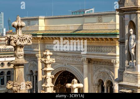 La grande entrée de la Galleria Vittorio Emanuel II vue depuis le toit du Duomo di Milan, la cathédrale de Milan à Milan, Italie Banque D'Images