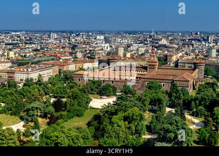 Une vue aérienne du château des Sforza ou du Castello Sforzesco, fortification médiévale et point de repère majeur de Milan, en Italie Banque D'Images