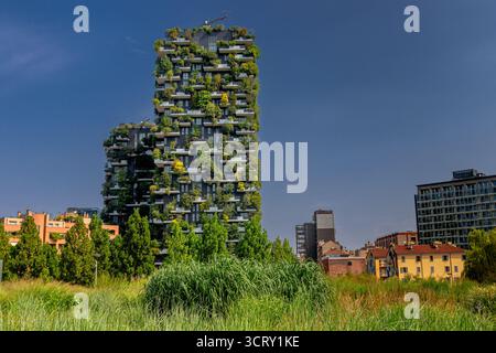 Le Bosco vertical, un complexe de deux gratte-ciel résidentiels conçu par Boeri Studio et situé dans le quartier Porta Nuova de Milan, en Italie. Banque D'Images