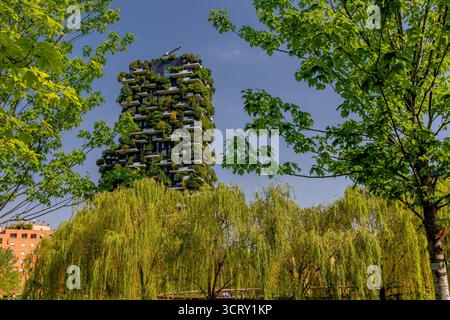 Le Bosco vertical, un complexe de deux gratte-ciel résidentiels conçu par Boeri Studio et situé dans le quartier Porta Nuova de Milan, en Italie. Banque D'Images