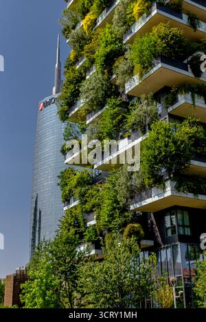 Le Bosco vertical, un complexe de deux gratte-ciel résidentiels conçu par Boeri Studio et situé dans le quartier Porta Nuova de Milan, en Italie. Banque D'Images