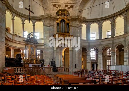 L'intérieur de la basilique de San Lorenzo, une église catholique romaine montrant l'autel principal à Milan, Italie Banque D'Images