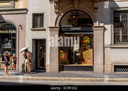 Les gens en dehors du magasin boutique LOEWE sur la via Monte Napoleone, dans le quartier de la mode et le quartier commerçant haut de gamme de Milan, Italie Banque D'Images