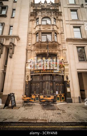 LONDRES- 26 AOÛT 2025 : le pub Golden Lion à St James- pub classique avec petits vitraux, intérieur en bois et décor sur le thème de la chasse au renard. Banque D'Images