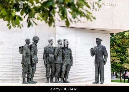 Eisenhower Memorial statues de bronze représentant l'adresse du jour J Washington DC // WASHINGTON DC — les statues de bronze du Dwight D. Eisenhower Memorial représentent le général Dwight D. Eisenhower s'adressant aux troupes alliées le 6 juin 1944. Cette scène commémore son leadership pendant le débarquement en Normandie, un moment charnière de la première Guerre mondiale. Le mémorial, conçu par Frank Gehry, honore l'héritage d'Eisenhower en tant que commandant militaire et 34e président des États-Unis. Situé près du National Mall, il a été inauguré en 2020. Banque D'Images