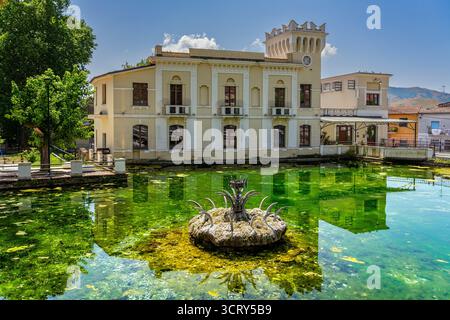 Vue sur la 'Palazzina Liberty' surplombant le lac 'la Pescara'. Venafro, province d'Isernia, Molise, Italie, Europe Banque D'Images