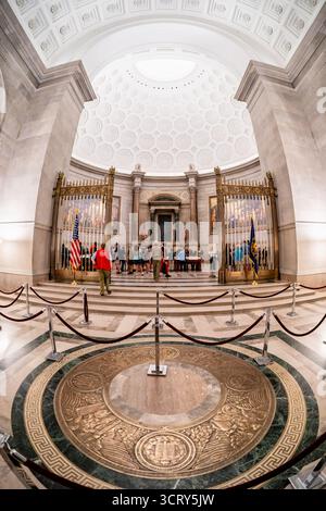 Intérieur de la rotonde des Archives nationales à Washington DC | WASHINGTON DC — La rotonde pour les Chartes de la Liberté au Musée des Archives nationales est le foyer permanent de la Déclaration d'indépendance originale, de la Constitution des États-Unis et du Bill of Rights. Ces documents fondateurs sont collectivement connus sous le nom de Chartes de la Liberté, centrales pour la démocratie américaine. Le grand espace architectural, conçu par l'architecte John Russell Pope, présente un grand plafond en dôme et des murs en marbre, avec une médaille en bronze proéminente ornant le sol. La National Archives and Records Administration (NAR Banque D'Images