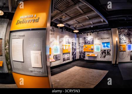 David M. Rubenstein Gallery Archives nationales exposition sur les droits civils Washington DC // WASHINGTON DC — L'exposition sur les droits civils de la David M. Rubenstein Gallery du National Archives Museum présente des documents historiques et des expositions immersives. Cette exposition met en lumière la lutte pour le droit de vote et l'égalité, mettant en valeur des jalons tels que le quinzième amendement de 1870 et la loi sur le droit de vote de 1965. La galerie présente des documents originaux et des photographies qui font la chronique de la lutte en cours pour les libertés civiles. Situées à Washington D.C., les Archives nationales sont le gardien de dossiers de la nation, pr Banque D'Images