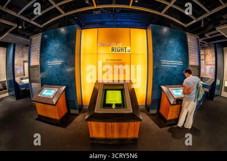 David M Rubenstein Gallery National Archives 1297 Magna Carta Washington DC USA // WASHINGTON DC — la Magna Carta 1297 est une exposition centrale de la David M. Rubenstein Gallery aux Archives nationales. Cette version, l'un des quatre originaux survivants, a été officiellement inscrite dans les Statuts Rolls de l'Angleterre. Scellée à l'origine par le roi Jean en 1215 à Runnymede, la Magna Carta est un document fondamental pour les principes durables de liberté et de droits. Il reste un symbole puissant de la lutte éternelle de l'humanité contre l'oppression, influençant les aspirations démocratiques dans le monde entier. Les Archives nationales en Banque D'Images