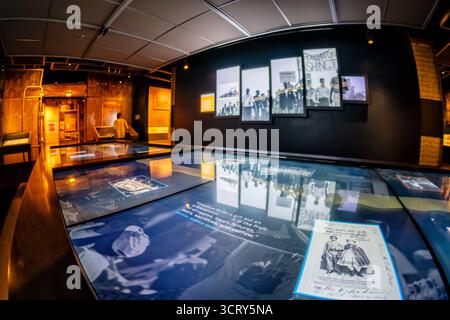 David M Rubenstein Gallery exposition sur les droits civils Archives nationales Washington DC // WASHINGTON DC — L'exposition sur les documents des droits à la David M. Rubenstein Gallery du National Archives Museum présente la lutte en cours pour les droits civils et les libertés aux États-Unis. Les expositions interactives présentent des documents originaux et des photographies historiques, y compris des images de la marche sur Washington. Une citation du militant des droits civiques et éducateur Samuel DuBois Cook est bien visible. Cette exposition permanente met en lumière des moments clés de l’histoire américaine liés à l’égalité et à la justice. Le N Banque D'Images