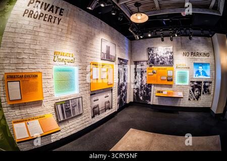 David M Rubenstein Gallery National Archives civil Rights Exhibition Washington DC // WASHINGTON DC — L'exposition sur les droits civils de la David M. Rubenstein Gallery du National Archives Museum présente des documents historiques et des photographies liés à la ségrégation raciale et au mouvement des droits civiques. Affiche des sections sur les lois distinctes et inégales, les expulsions de tramways, la discrimination dans les chemins de fer et le refus du droit de vote. L’exposition met également en lumière l’injustice et la résistance, y compris des images de Martin Luther King Jr. et des événements comme les marches Selma. Cette galerie est un élément clé du NATI Banque D'Images
