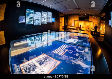 David M Rubenstein Gallery exposition sur les droits civils Archives nationales Washington DC // WASHINGTON DC — L'exposition sur les documents des droits, qui met en lumière les droits civils et les libertés, est présentée à la David M. Rubenstein Gallery du National Archives Museum. Cette exposition permanente à Washington D.C. présente des expositions interactives, des images historiques et des documents originaux détaillant la lutte continue de l'Amérique pour l'égalité. Les visiteurs explorent les moments et les mouvements clés de l'histoire de la nation, des principes fondateurs aux défis contemporains. La Galerie David M. Rubenstein est un élément central du Na Banque D'Images