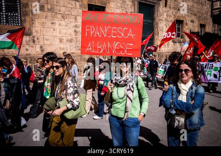Manifestation pro-palestinienne en soutien à la flottille mondiale Sumud PALERME, ITALIE - 3 OCTOBRE : un manifestant tient une pancarte qui dit : je suis Francesca Albanese aussi, pendant la grève générale appelée par les syndicats CGIL et USB en soutien à la flottille mondiale Sumud après qu'elle a été bloquée par la marine israélienne dans les eaux internationales et en solidarité avec le peuple palestinien le 3 octobre 2025 à Palerme, en Italie. Rome Italie Copyright : xStefanoxMontesix Banque D'Images