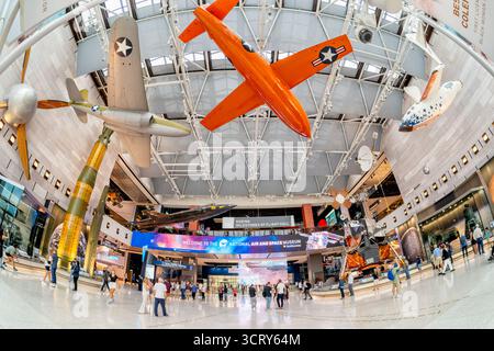 Bell X1 glamour Glennis Smithsonian National Air and Space Museum Washington DC // WASHINGTON DC — L'emblématique Bell X-1 'Glennis glamour' est une exposition centrale dans le Boeing Milestones of Flight Hall du Smithsonian National Air and Space Museum. Cet avion est entré dans l'histoire le 14 octobre 1947, devenant le premier avion à voler plus vite que la vitesse du son. Piloté par le capitaine de l'US Air Force Charles E. 'Chuck' Yeager, il atteint Mach 1,06, soit 1 127 kilomètres (700 miles) à l'heure. Yeager a nommé l'avion en hommage à sa femme. Banque D'Images