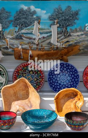 Assiettes, bols et autres céramiques cadeaux de couleurs vives dans une boutique de cadeaux de vacances grecques ou touristiques sur l'île ionienne de Zante ou Zakynthos Banque D'Images
