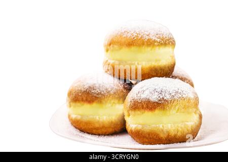 Rêve, beignet brésilien typique avec du sucre et de la crème jaune, pain de boulangerie sucré, sur fond blanc isolé Banque D'Images