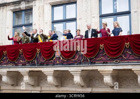 La princesse Catharina-Amalia des pays-Bas la Reine Maxima des pays-Bas, le Roi Willem-Alexander des pays-Bas, le Grand-Duc Henri du Luxembourg, le Grand-Duc Guillaume du Luxembourg et la Grande-Duchesse Stéphanie avec leurs fils François et Charles Grand-Duchesse Maria Teresa, le Roi Philippe de Belgique, la Reine Mathilde et la Princesse héritière de Belgique Elisabeth lors de la cérémonie d'abdication du Grand-Duc Henri au Palais Grand-Ducal de Luxembourg le 3 octobre 2025. Le Luxembourg va aujourd'hui envoûter un nouveau souverain avec le prince Guillaume qui succédera à son père, le grand-duc Henri, qui officiait Banque D'Images
