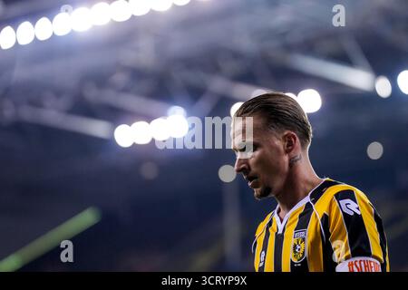 Arnhem, pays-Bas. 03 Oct, 2025. ARNHEM, 03-10-2025, GelreDome, saison 2025/2026, Néerlandais Keuken Kampioen Divisie football, match entre vitesse et Jong FC Utrecht, la photo montre le joueur de vitesse Alexander Buttner regarde sur crédit : Pro Shots/Alamy Live News Banque D'Images