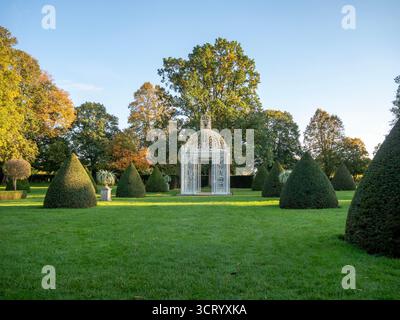 Pagode en ferronnerie blanche au parterre du Manoir Chenies lors d'un après-midi ensoleillé et glorieux de fin septembre. Banque D'Images