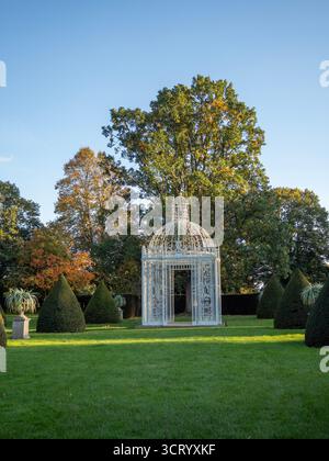 Pagode en ferronnerie blanche au parterre du Manoir Chenies lors d'un après-midi ensoleillé et glorieux de fin septembre. Banque D'Images