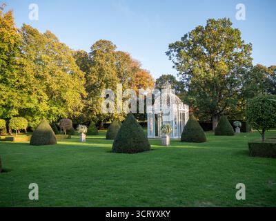 Pagode en ferronnerie blanche au parterre du Manoir Chenies lors d'un après-midi ensoleillé et glorieux de fin septembre. Banque D'Images