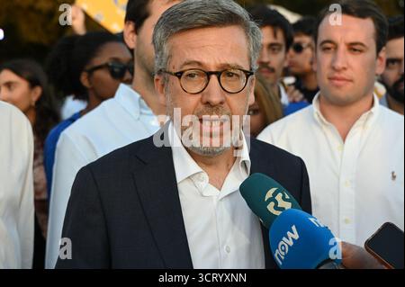 Lisbonne, Portugal. 03 octobre 2025. Carlos Moedas, candidat au conseil municipal de Lisbonne soutenu par le PSD, le CDS et l'Initiative libérale dans la coalition Por Ti Lisboa, assiste à un événement de campagne à Lisbonne. Crédit : Ricardo Rocha / Alamy Live News Banque D'Images