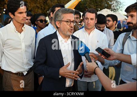 Lisbonne, Portugal. 03 octobre 2025. Carlos Moedas, candidat au conseil municipal de Lisbonne soutenu par le PSD, le CDS et l'Initiative libérale dans la coalition Por Ti Lisboa, assiste à un événement de campagne à Lisbonne. Crédit : Ricardo Rocha / Alamy Live News Banque D'Images