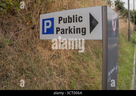 Ville de Wexford, comté de Wexford, Irlande, 25 août 2025. Panneau de stationnement public à l'extérieur du conseil du comté de Wexford Banque D'Images